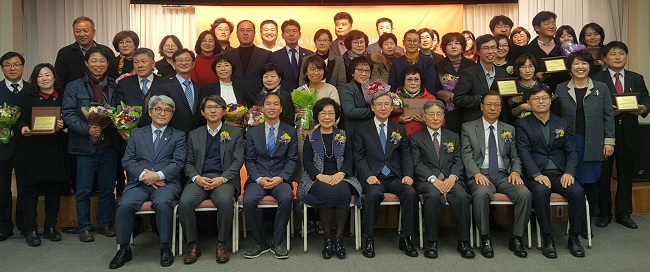  12월 5일 제3회 사회적기업 어워드 시상식에서 수상자들이 주최측 관계자들과 기념촬영을 하고 있다. 